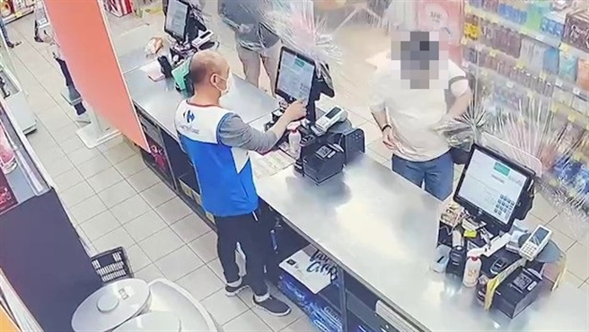 劉嫌想吃火鍋，進賣場狂偷食材。（警方提供）