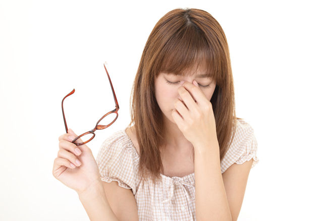 眼科医师提醒，当眼睛出现闪光、黑点，小心是视网膜剥离前兆。（示意图／达志影像）