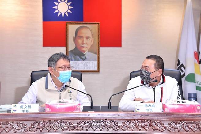 台北市长柯文哲（左）、新北市长侯友宜（右）18日出席双北合作交流平台。（台北市政府提供／张立勋台北传真）