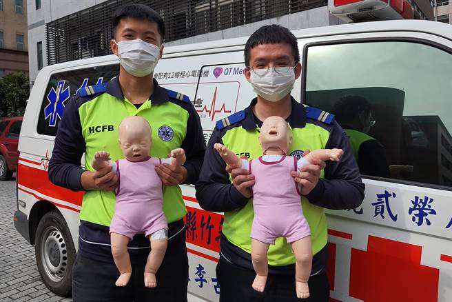 成功在救护车接生小宝宝的消防队员洪育礼（左）和萧惠元（右）都非常开心。（新竹县消防局提供／罗浚滨新竹传真）