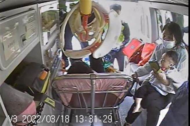 山崎消防分队队员在救护车上为接生的过程。（新竹县消防局提供／罗浚滨新竹传真