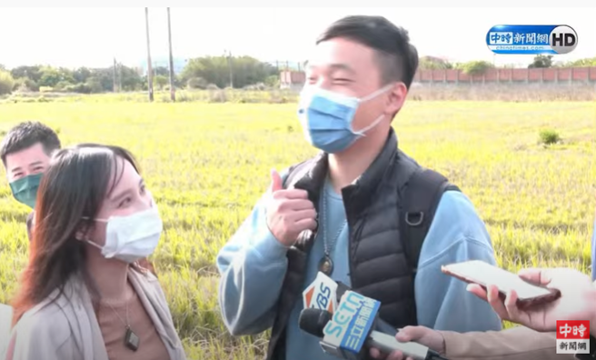 有一位女友来接教召员男友，两人灿笑，男友竖起大拇指比讚。（取自中时新闻网）