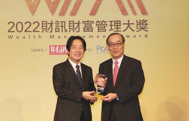（远东商银获财讯财富管理三大奖项肯定，由副总统赖清德(左)颁奖给远东商银执行副总经理林建忠。图／远东商银提供）