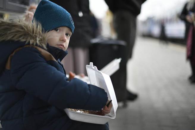 俄罗斯入侵乌克兰后，乌克兰各地伤亡惨重，已经有超过306万乌克兰人被迫离开家园逃往邻近国家。（MEDAIR提供／林良齐台北传真）