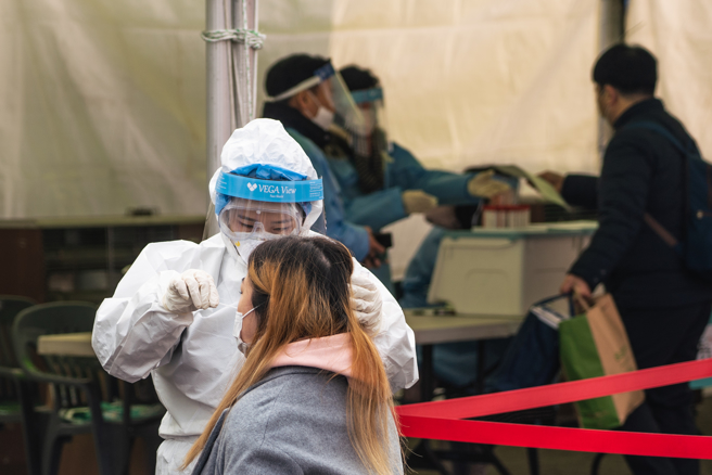 Omicron疫情在韓國迅速擴散，16日全天新增62萬多例。(示意圖／shutterstock)