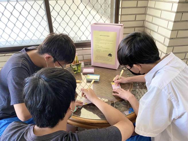 高雄李姓女老師上班途中遇死劫，學生寫下感念的話。（校方提供）