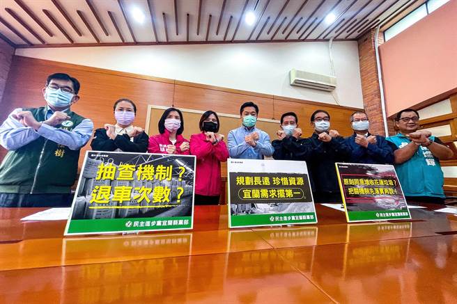 民进党宜兰县议会党团今天质疑县府代烧花莲县垃圾，担忧增收垃圾会影响宜兰的生活与空气品质，眾人更高喊「拒收花莲垃圾，宜兰环境优先！」（李忠一摄）