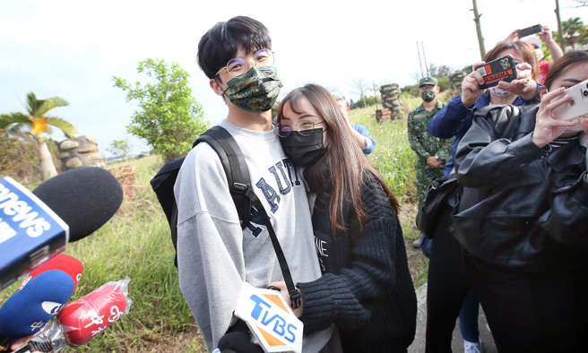 号称史上最硬的陆军第六军团步兵第206旅「新制14天教育召集训练」新制教召18日解召，1名召员开心地与前来迎接的女友互相拥抱。（范扬光摄）