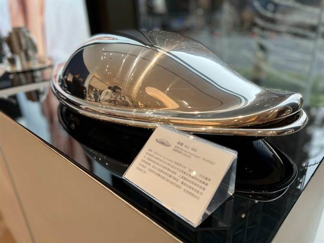 銀雕藝術品「魚盤」為現代主義大師漢寧・古柏之作，外型乍看像是海豚，悄然呼應高雄臨海地理特性，目前價格為430萬台幣。（柯宗緯攝）