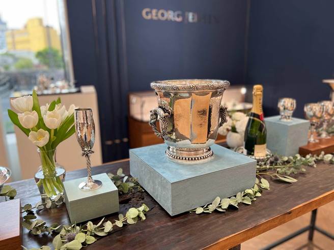 銀雕香檳桶。（柯宗緯攝）