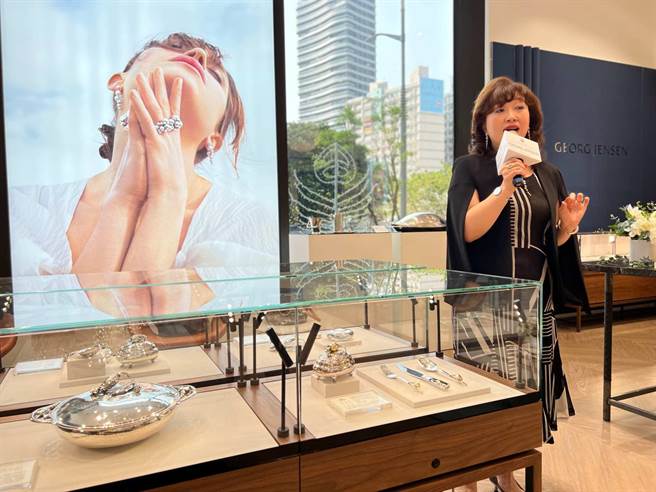 台灣喬治傑生董事總經理張正勳指出，這次春夏銀雕展特別選在全台最大形象概念店的義享天地舉行，集結喬治傑生大師銀藝創作以及五大頂尖設計師作品，總計約百件作品，總價逾5000萬元。（柯宗緯攝）