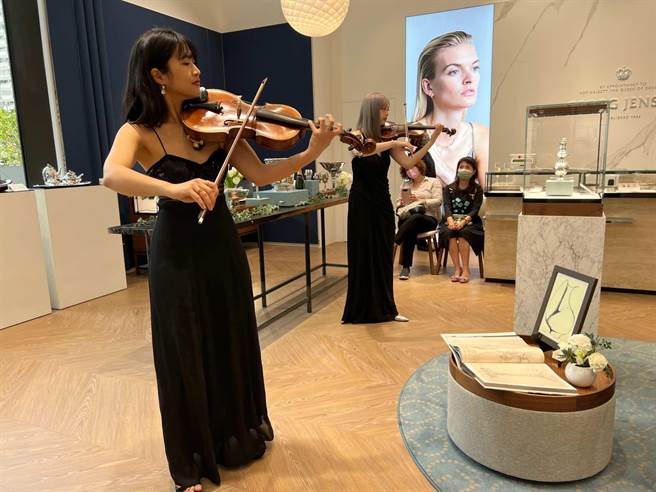 丹麥皇室御用的百年精品GEORG JENSEN喬治傑生年度春夏銀雕藝術展今（18）日首度在高雄義享天地舉行為期2周預約制貴賓鑑賞活動。（柯宗緯攝）