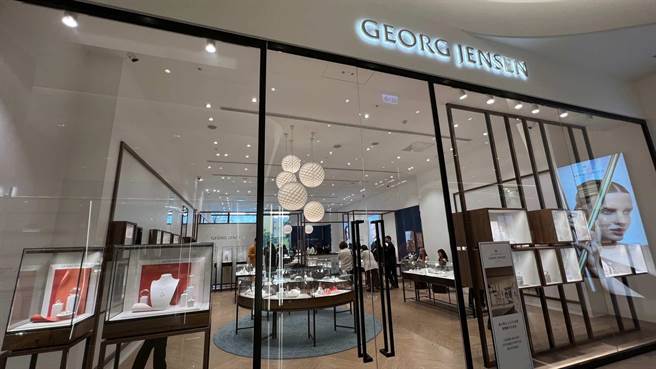 丹麥皇室御用的百年精品GEORG JENSEN喬治傑生年度春夏銀雕藝術展今（18）日首度在高雄義享天地舉行為期2周預約制貴賓鑑賞活動。（柯宗緯攝）