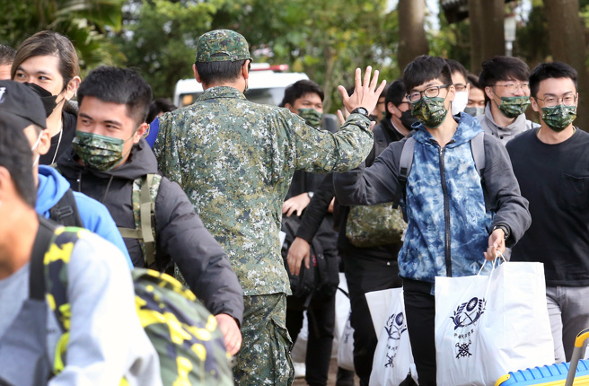 号称史上最硬的陆军第六军团步兵第206旅「新制14天教育召集训练」新制教召18日解召，召员离开营区前与干部击掌致意。（范扬光摄）