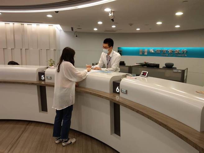 新北创新创业及中小企业贷款去年申贷核定数锐减，不及往年的1／3；经发局表示，去年疫情格外严峻，市府推出多元扶助方案，因此业者不局限申请固定方案，因此申贷核定数才较少。（经发局提供）