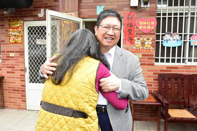 游姓妇人（左）主动献上拥抱感谢县长杨文科。（新竹县政府提供／罗浚滨新竹传真）