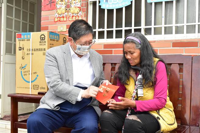 县长杨文科（左）送急难救助金给游姓妇人。（新竹县政府提供／罗浚滨新竹传真）