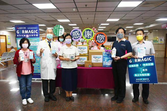 （被动元件设备商雷科携手集团成员劼科，捐赠长天效抗菌滤网，右二为雷科董事长郑再兴。图／雷科提供）