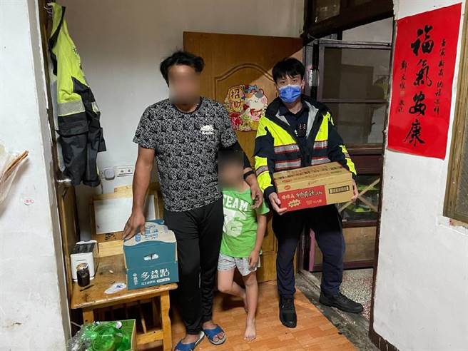 桃園市龜山警分局坪頂派出所所長孫維鴻、管區警員邱聖瑋17日晚間攜帶民生物資拜訪轄區內何姓原民家庭。（翻攝照片）