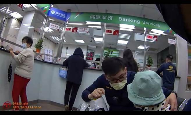 新北市中和警分局警员及时拦阻诈骗。（中和警分局提供）