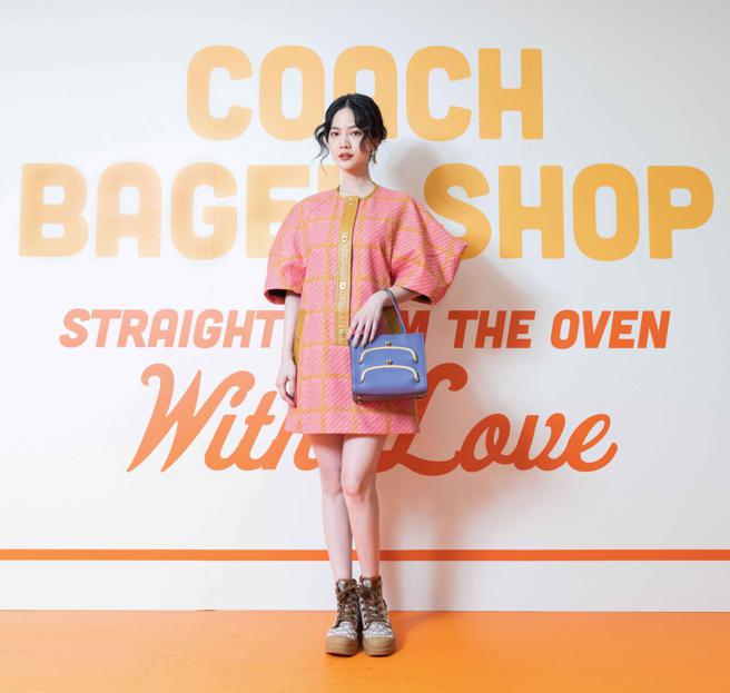 曾之乔着Coach有机棉格纹连身裙搭配Cashin Carry 22 托特手袋，特殊的肩线结构呈现出的气场，让她自嘲「今天我不好相处」。（Coach提供）