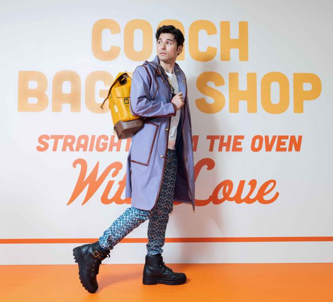 凤小岳出席Coach台中中港店重新开幕活动，身着2022春季新款展现率性氛围。（Coach提供）