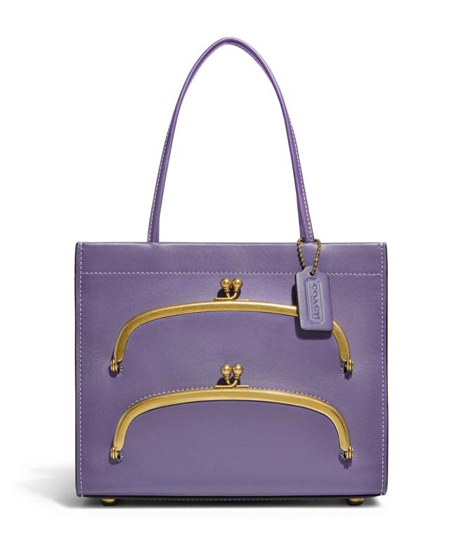 曾之乔活动同款，Coach Cashin Carry 22 托特手袋，2万7800元。（Coach提供）