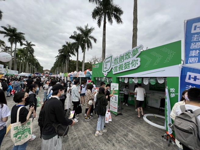 信义房屋日前赴台湾大学校徵博览会，与台积电、联发科等超过300家企业同步抢才。(图/信义房屋提供)