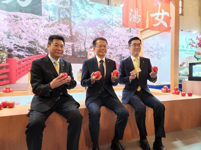 （长荣航空总经理孙嘉明(中)18日表示，看好航空货运趋势将维持很长一段时间。图／王淑以）