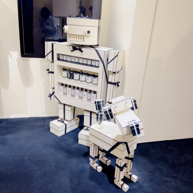 Jo Malone London礼物概念店创造了一系列礼物盒机器人与竉物等不同角色「JoBots」。（邱映慈摄）