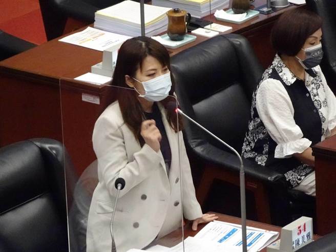 高雄巿議員陳美雅對於福島食品開放後，高雄巿的檢驗量能提出質詢。（曹明正攝）