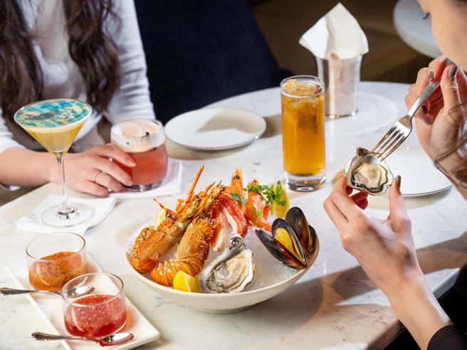 （台北文华东方酒店「M.O. Bar」自3月19日起全新推出「醉爱微醺Tipsy MOment」畅饮时光，每日晚间8点至10点尽享多款经典调酒及精选红白酒无限畅饮，还可以超值价格享用丰盛海鲜拼盘。图／台北文华东方酒店提供）