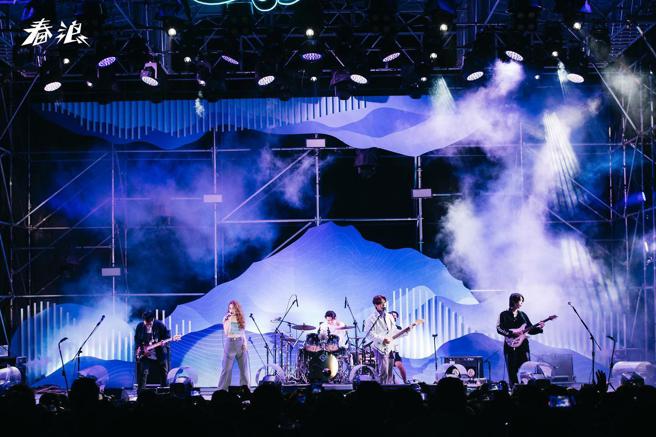 告五人日前参与春浪音乐节演出，音乐祭标配大推渔夫帽、毛巾、好走的鞋。（春浪音乐节提供）