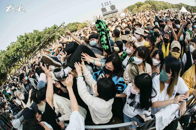 音乐祭现场有许多有趣的听团互动，如衝浪、衝撞等等。（春浪音乐节提供）