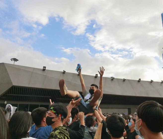 音乐祭现场有许多有趣的听团互动，如衝浪、衝撞等等。（林欣仪摄）