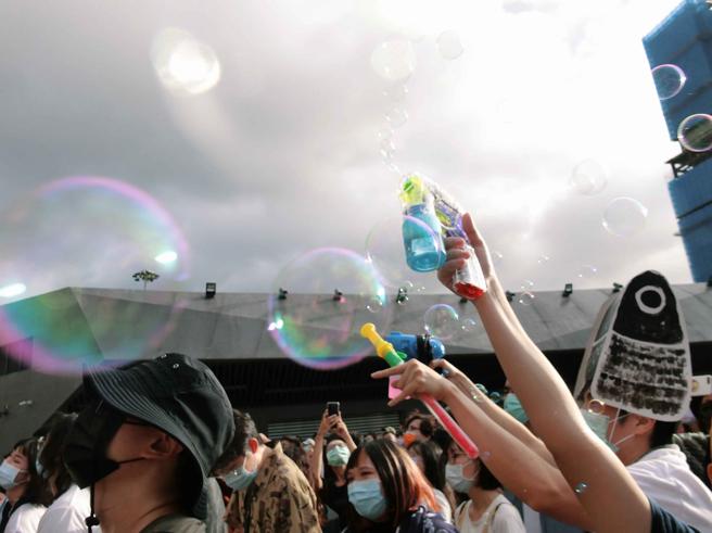 不少乐迷会再有特定乐团演出时，带着泡泡枪为表演增添氛围。（林欣仪摄）