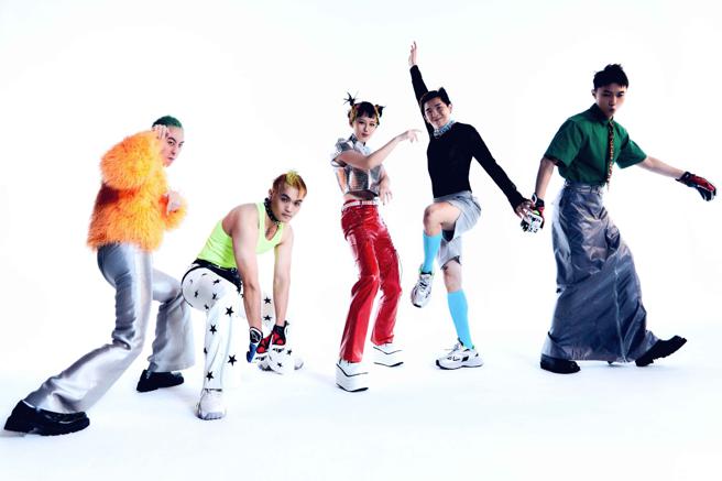 美秀集团日前参与春浪音乐节演出，分析各音乐祭受眾明确，同时也表示自己什么都可演，向各主办喊话：欢迎来找我们。（火玄火包股份有限公司提供）