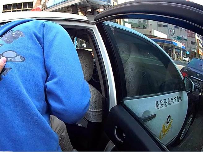 林姓男子帳戶涉嫌收取詐騙現金，員警獲報不動聲色，蒐集證據將其逮捕。（翻攝照片）