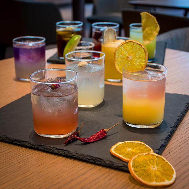 （台北中山希尔顿逸林酒店抢搭热门影集《华灯初上》热潮，推出九入一组的调酒盘，La Salle森酒吧亦提供单点调酒让剧迷尝鲜。图／台北中山希尔顿逸林酒店提供）