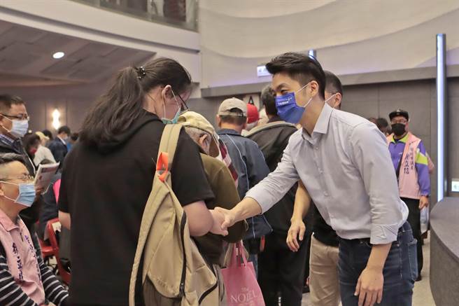 国民党立委蒋万安（右）18日应邀出席真道教会「春暖幸福到」公益慈善活动，与民眾互动了解民眾心声。（立委蒋万安办公室提供／张立勋台北传真）