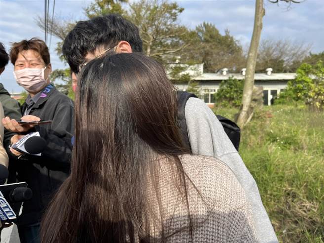 黃姓召員與女友擁抱。（陳夢茹攝）