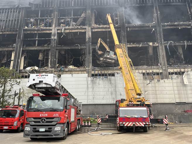 美福仓储18日下午3点已吊挂4台小怪手进入仓储，准备清点并清运废弃物。（陈梦茹摄）