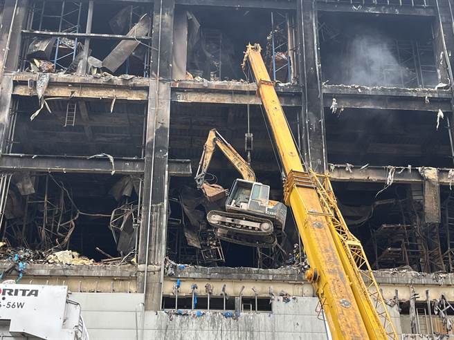 美福仓储正在进行废弃物清运作业。（陈梦茹摄）