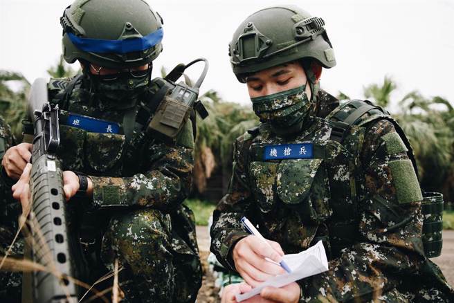 有陆军特种作战单位的志愿役士兵质疑，当两年兵连自己的战斗个装都没有，为何教召员都用新的？图为教召员在班长的引导下，绘制射击图卡。（军闻社资料照片）