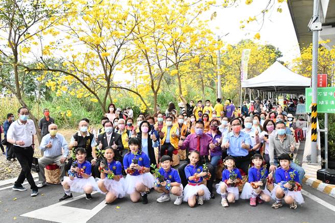 彰化高铁社头朝兴段高架桥下有处黄花风铃木秘境，近日当地观光产业协会举办乐活市集，有在地产业、小农产品和音乐会。一连两天、热闹滚滚。（谢琼云摄）