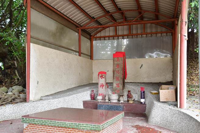 竹塘木棉道秘境，附近有座水神庙，昔日浊水溪常汜滥成灾，却怎样都冲不走水神庙，因此有许多美丽传说。（谢琼云摄）