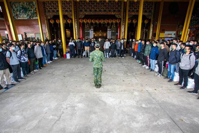 陆军206旅新制教育召集训练由各连连长宣布解召命令。（国防部提供）