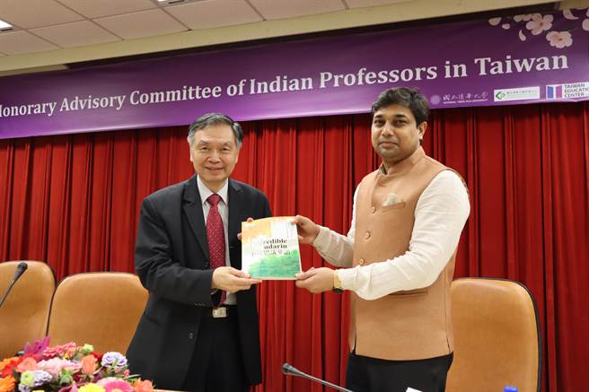 清大印度台湾华语教育中心筹画两年推出印度国别化华语教材，18日发布会上，清大计画办公室主任王伟中（左）特别送上该教材给印度台北协会副会长崔柏尚。（邱立雅摄）