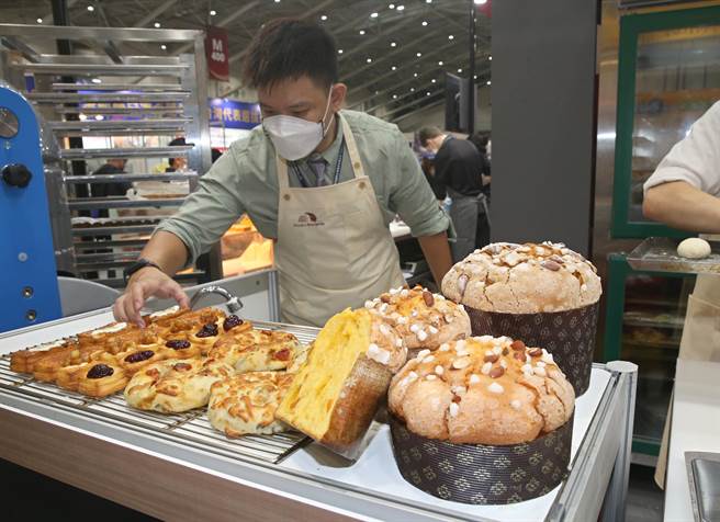 台北国际烘焙暨设备展在台北南港展览馆一馆登场，现场展出特色烘焙商品，吸引民眾目光。（陈君玮摄）