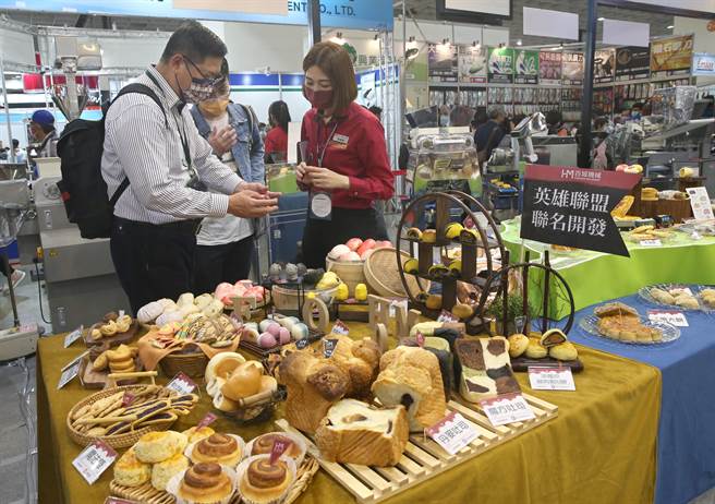 台北国际烘焙暨设备展在台北南港展览馆一馆登场，现场展出各类烘焙相关产品，吸引民眾进场参观。（陈君玮摄）